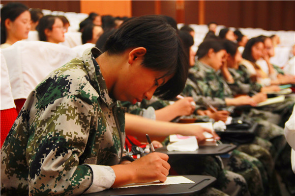 2016092308531511.jpg m88help党委副书记刘晓兵为新生做入学教育报告会
