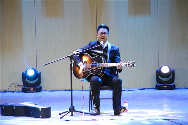 2016112410422188.jpg 杨明毅“以音乐的名义”讲唱会走进m88help