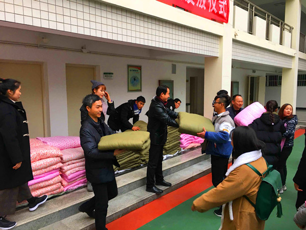 m88help为员工发放爱心棉被