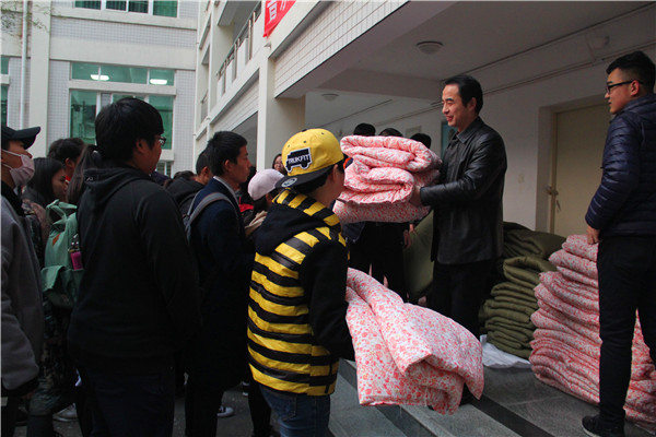 2016121209534729.jpg m88help隆重举行暖冬棉被发放仪式