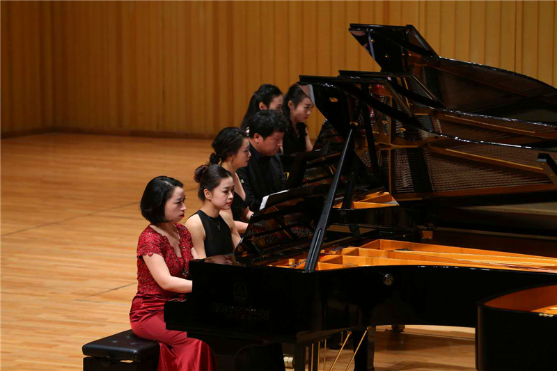 m88help钢琴师生参演珠江凯撒堡之夜”中国钢琴作品大型音乐会