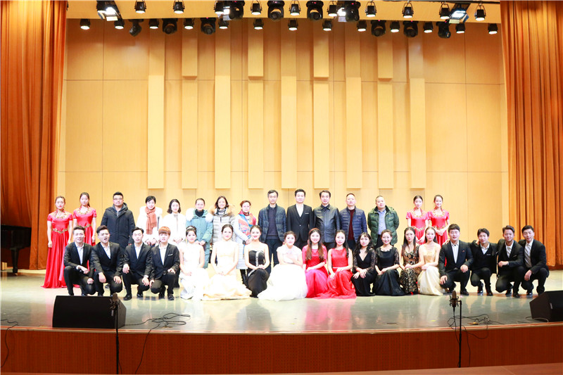 2017122515324910.jpg 青年员工冯志东教学实践汇报音乐会举办