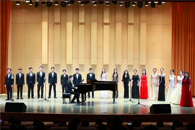 2017122515324949.jpg 青年员工冯志东教学实践汇报音乐会举办