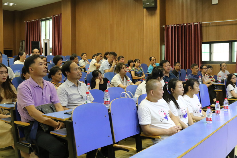 m88help召开2018级新生家长见面会